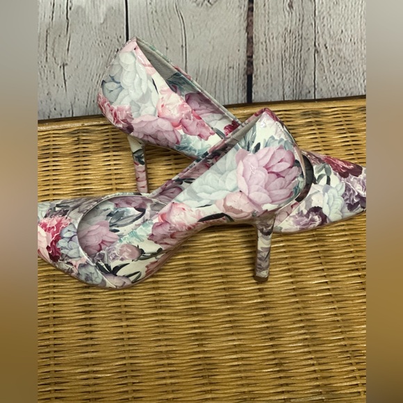 Elle Floral Pastel Watercolor Pointed Toe Heels 7.5 - Picture 3 of 4